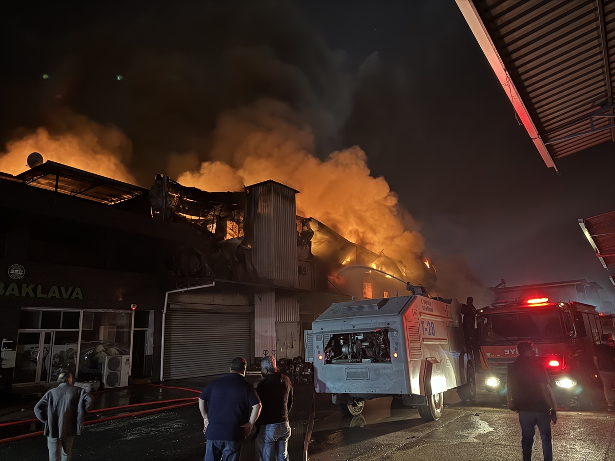 Adana'da hırdavat dükkanında çıkan yangın kontrol altına alındı