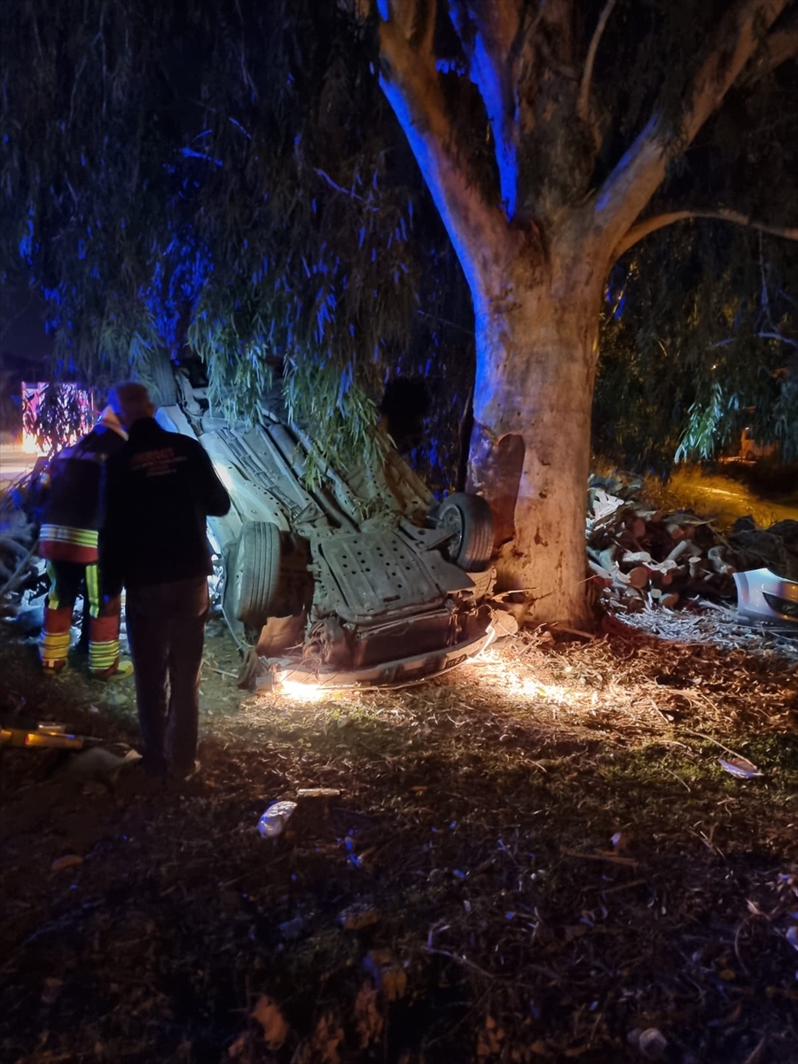 Mersin'de refüje çarparak takla atan otomobildeki 1 kişi öldü, 3 kişi yaralandı