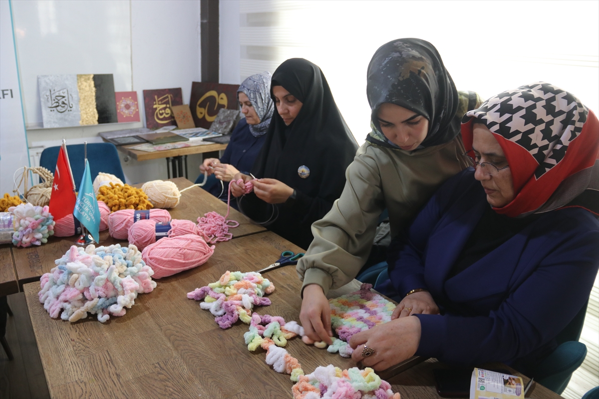Depremzede kadınlar köy okulundaki öğrencilere atkı örerek terapi oluyor