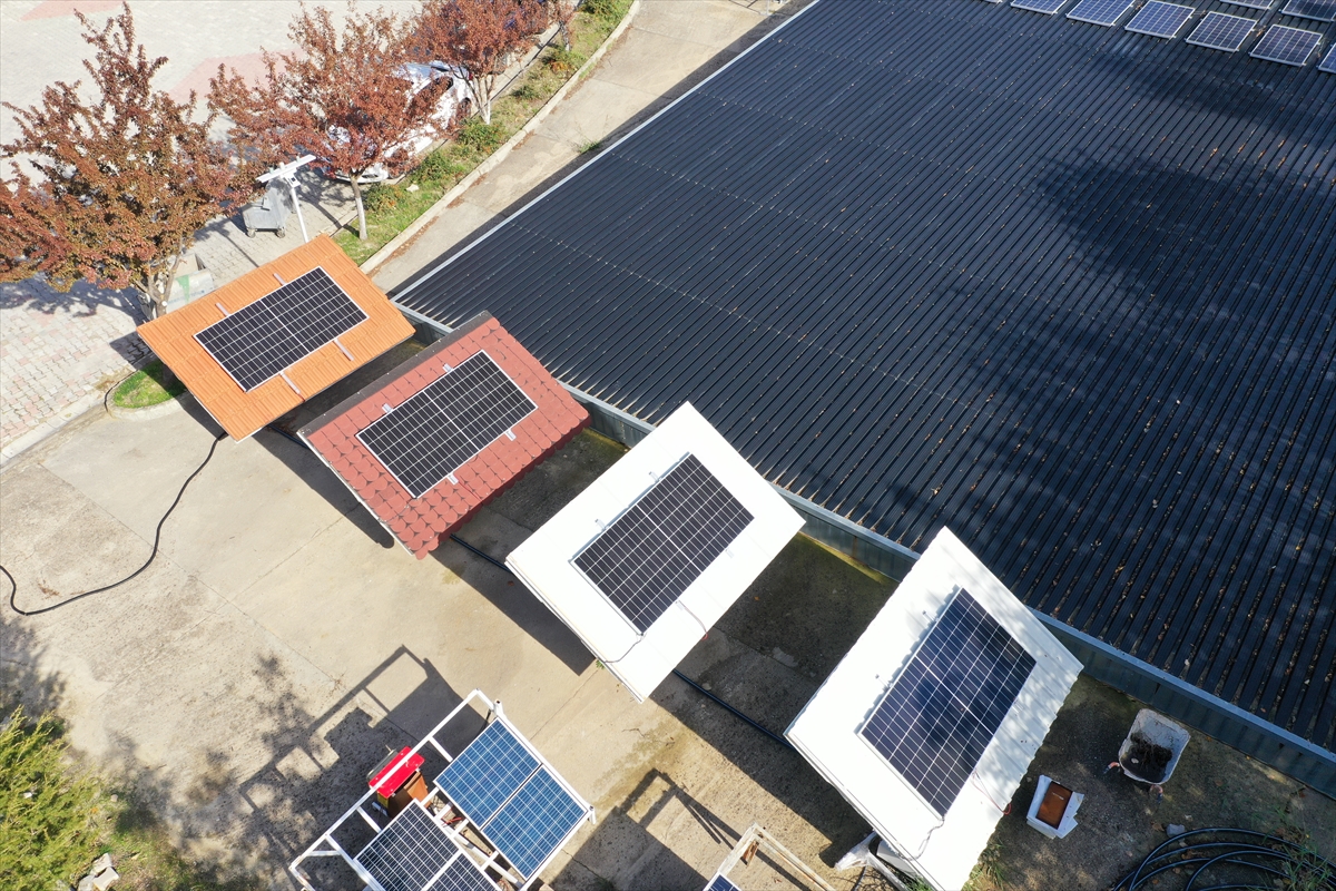 Kiremit çatılara kurulan fotovoltaik paneller güneşten daha verimli enerji alınmasını sağlıyor