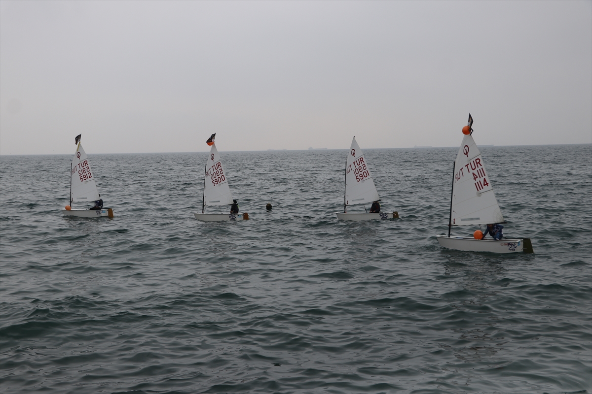 Tekirdağ'da turuncu balonlarla denize açılan yelkenciler lösemiye dikkati çekti