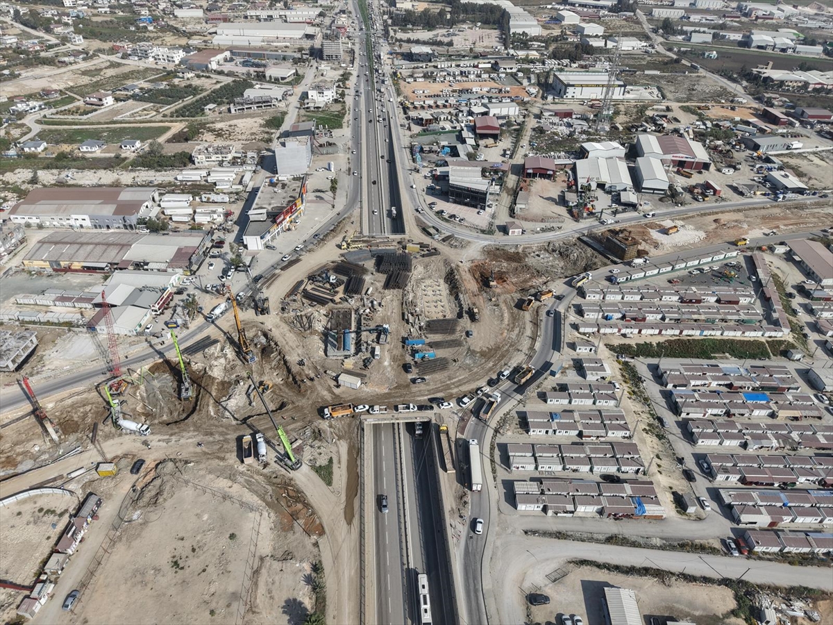 Hatay Valisi Masatlı, yapımı süren kavşak çalışmalarını inceledi