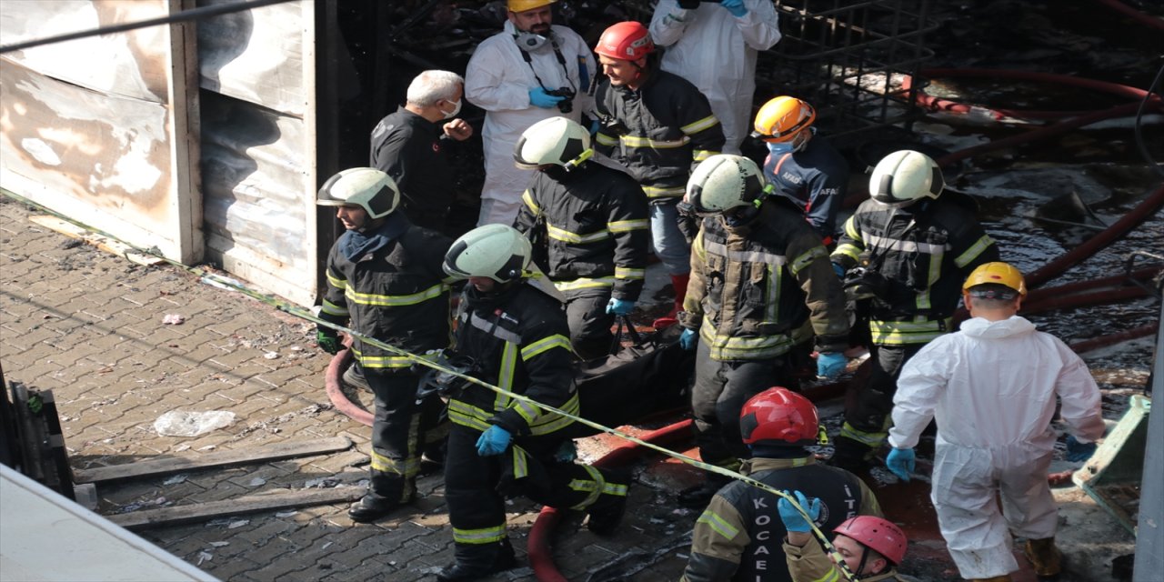 Kocaeli’de 6 kişinin öldüğü fabrika yangınında iş yeri sahibinin de aralarında olduğu 3 kişi gözaltına alındı