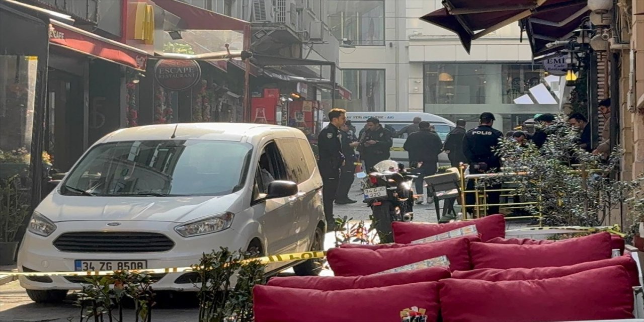 Beyoğlu’nda İstiklal Caddesi yakınlarında çıkan silahlı kavgada 2 kişi birbirini yaralayarak hastaneye kaldırıldı