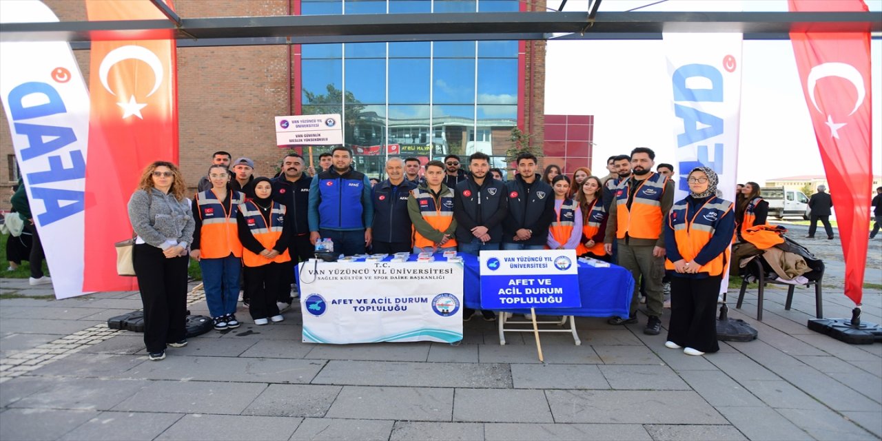 Vanda depremde evde unutulan Sudenur Yazçiçek, AFAD gönüllüsü oldu ve Acil Durum Yönetimi okuyor