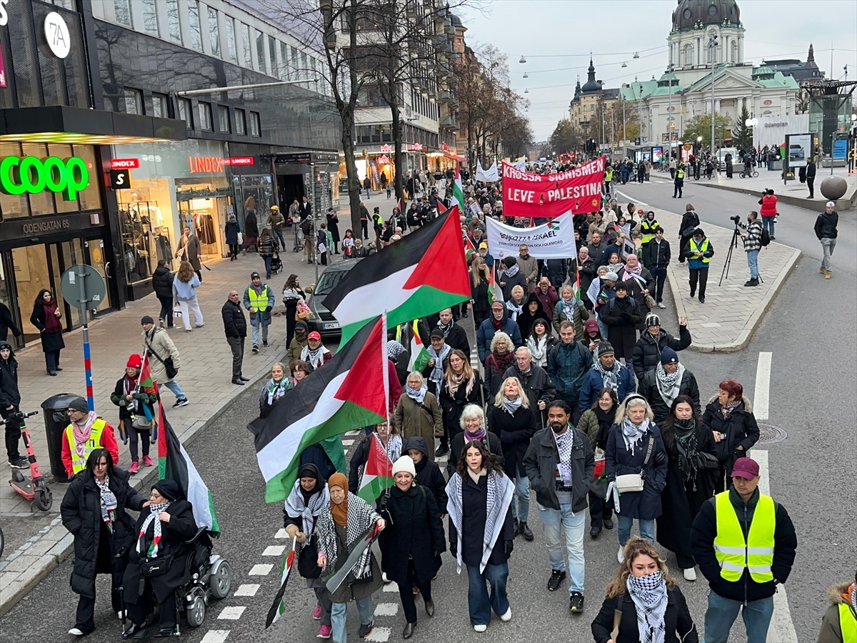 İsrail'in ateşkesi ihlal ederek Gazze'ye saldırıları İsveç'te protesto edildi