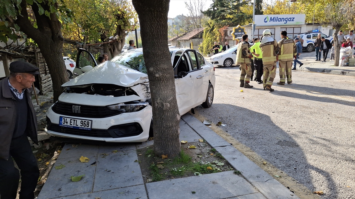 Başkentte 3 aracın karıştığı kazada 2 kişi yaralandı