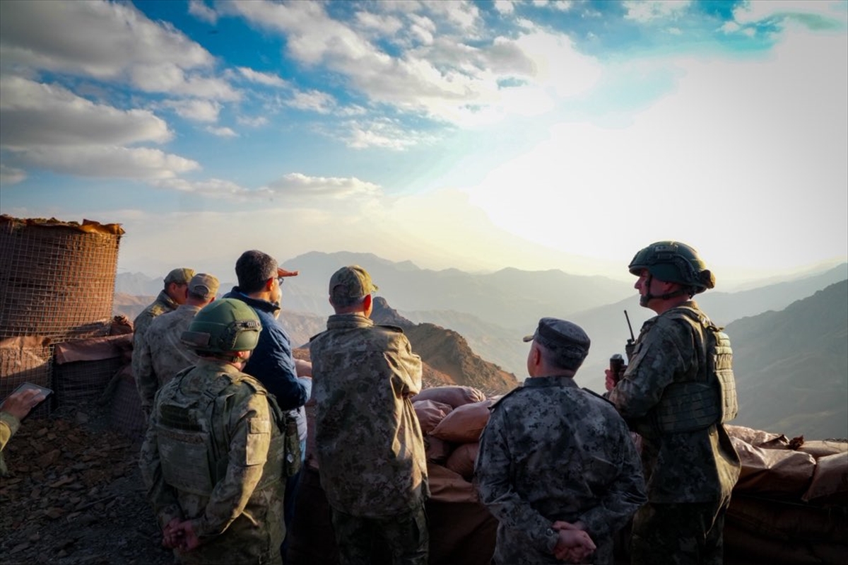 Hakkari Valisi Çelik ve 2. Ordu Komutanı Korgeneral Topaloğlu, sınırdaki üs bölgelerini ziyaret etti