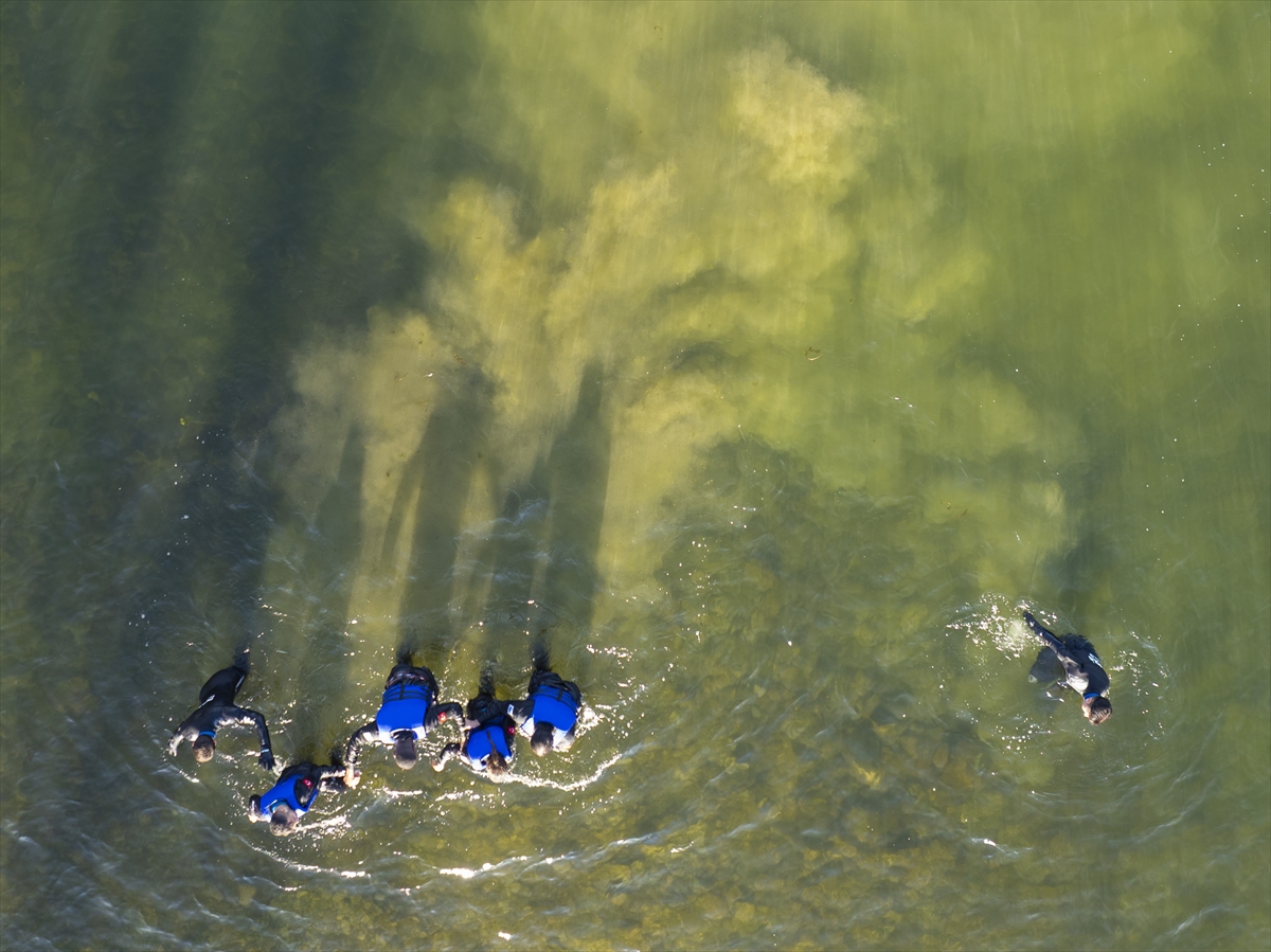 AA'nın savaş muhabirliği eğitiminde "suda hayatta kalma" dersi verildi