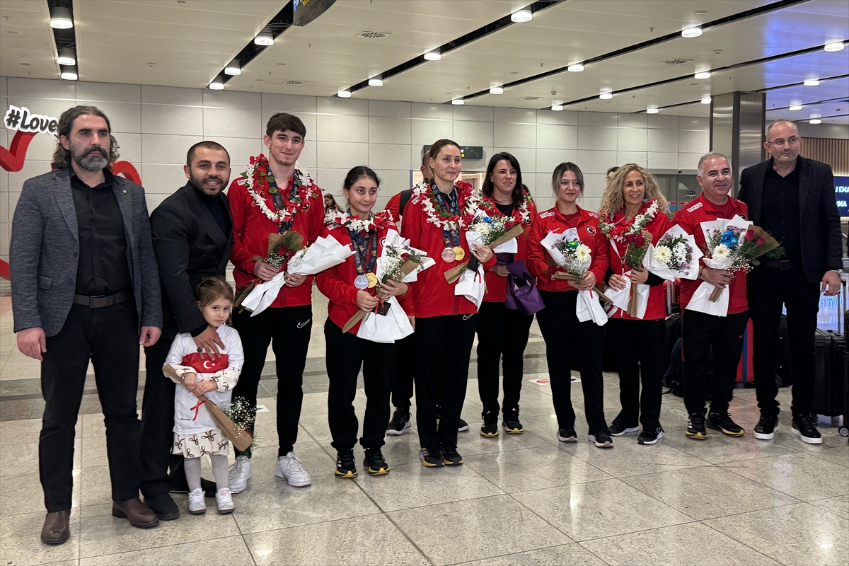 Dünya şampiyonu Kadın Para Masa Tenisi Milli Takımı, yurda döndü