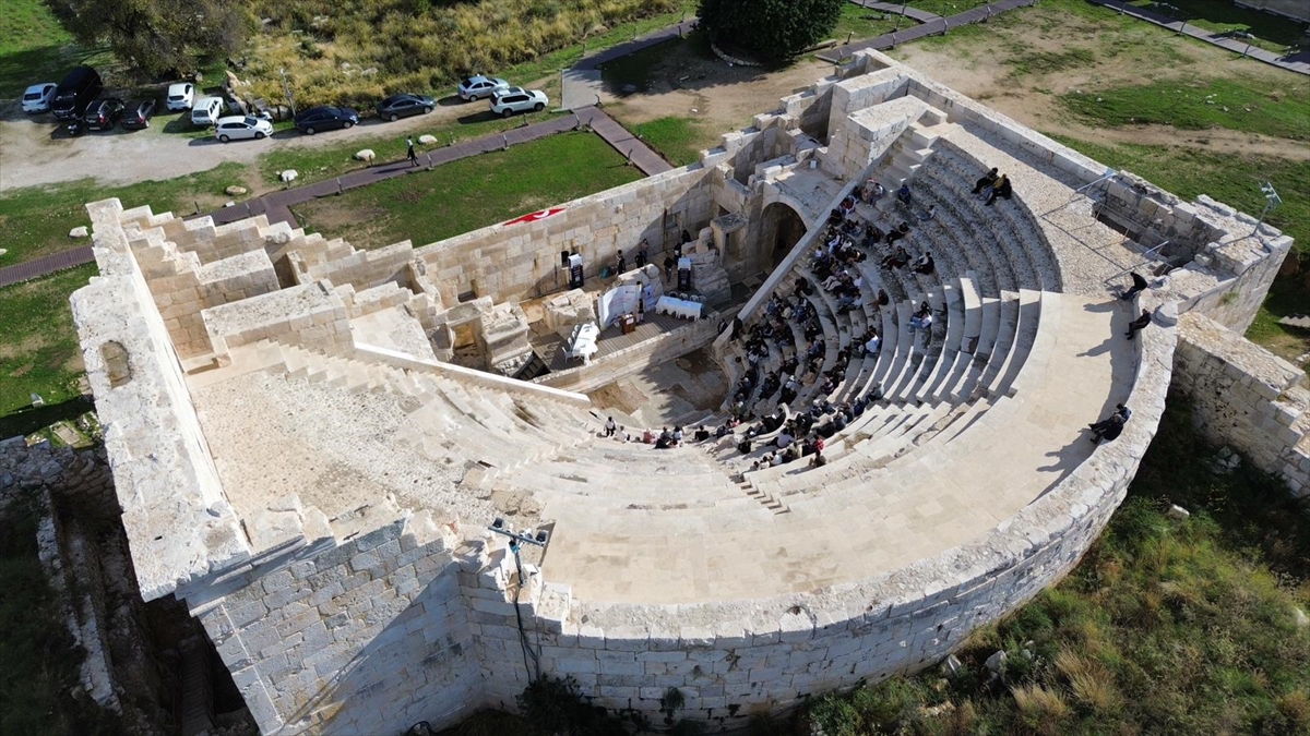 Patara Antik Kenti Meclis Binası'nda gençler fikirlerini yarıştırdı