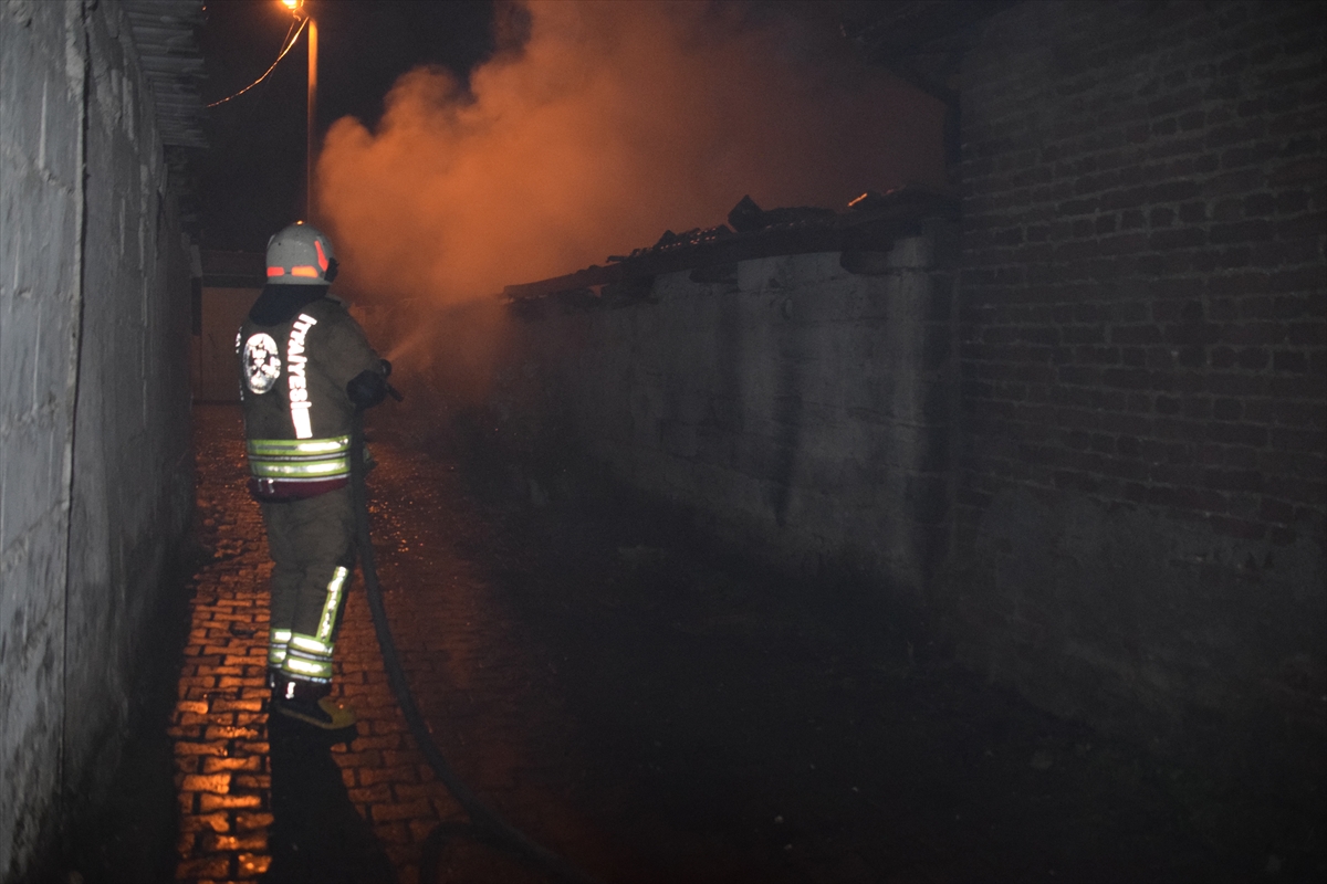 Turgutlu’da çıkan yangında iki ev hasar gördü