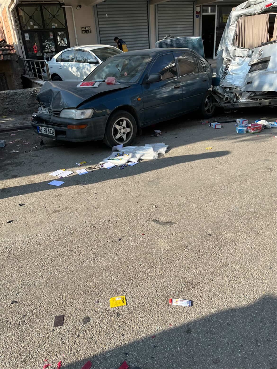 Keçiören’de freni patlayan kamyon park halindeki araçlara çarparak durdu