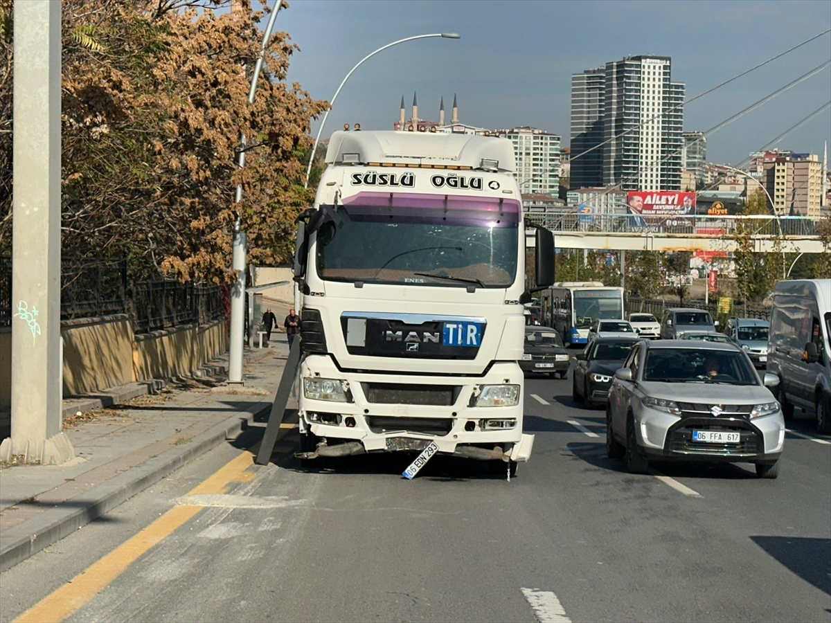 Ankara'da seyir halindeki tırın dorsesi devrildi
