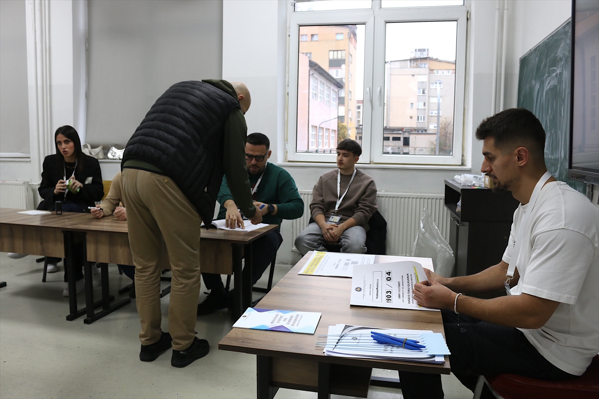 Kosova'da halk, yerel seçimin ikinci turu için sandık başında