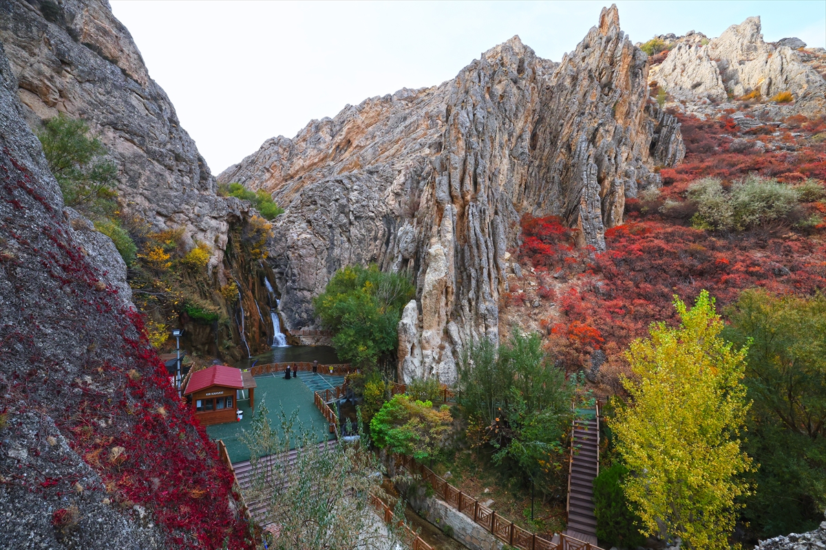 Günpınar Şelalesi sonbahar renklerine büründü