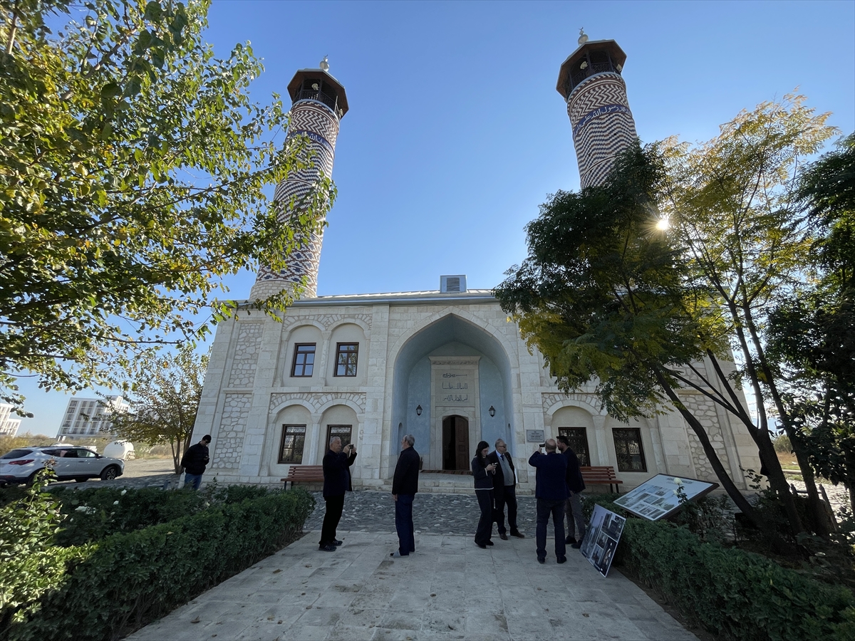 Karabağ'daki tarihi Cuma Mescidi işgalin sonlandırılmasının ardından onarılarak yeniden ibadete açıldı