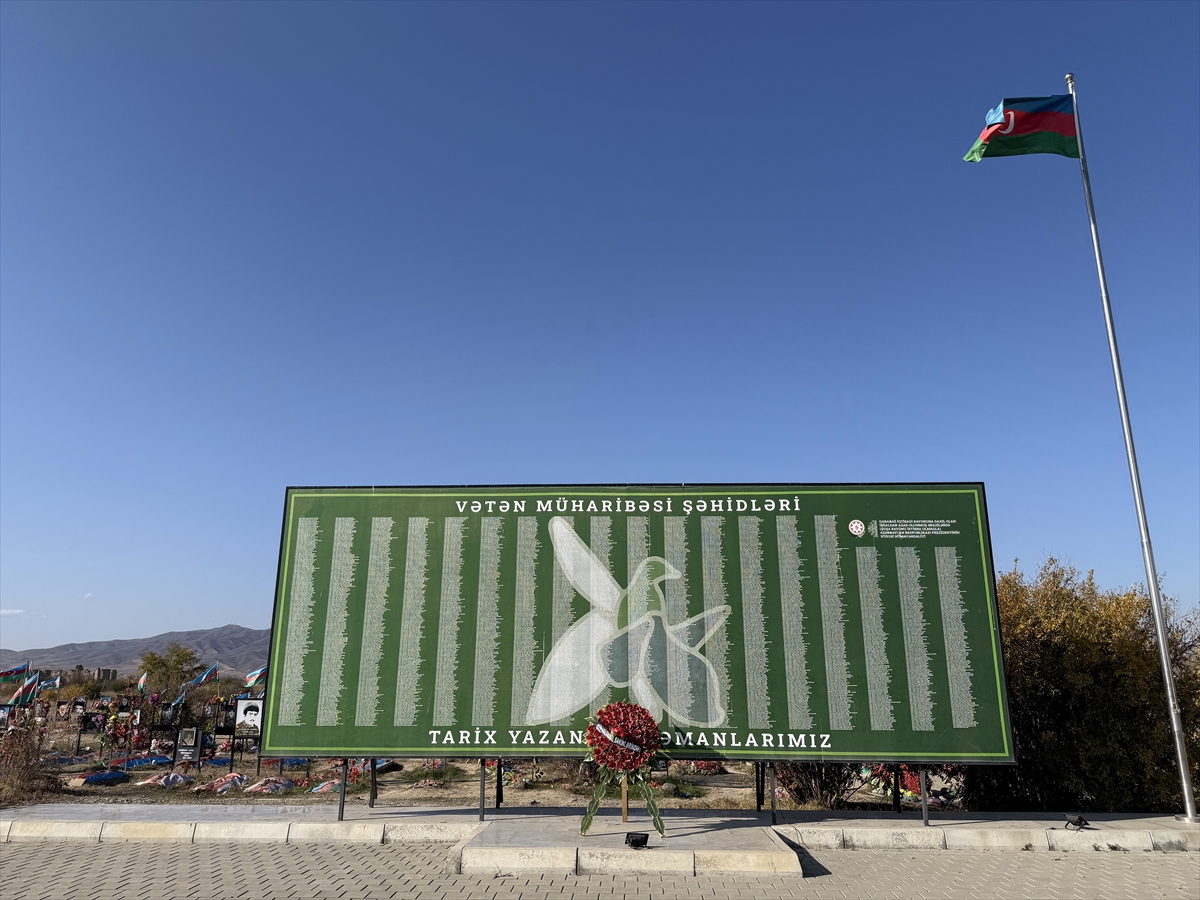 Hocalı şehitleri mezarlığı Karabağ'ın işgalden kurtarılmasının ardından ziyaret ediliyor