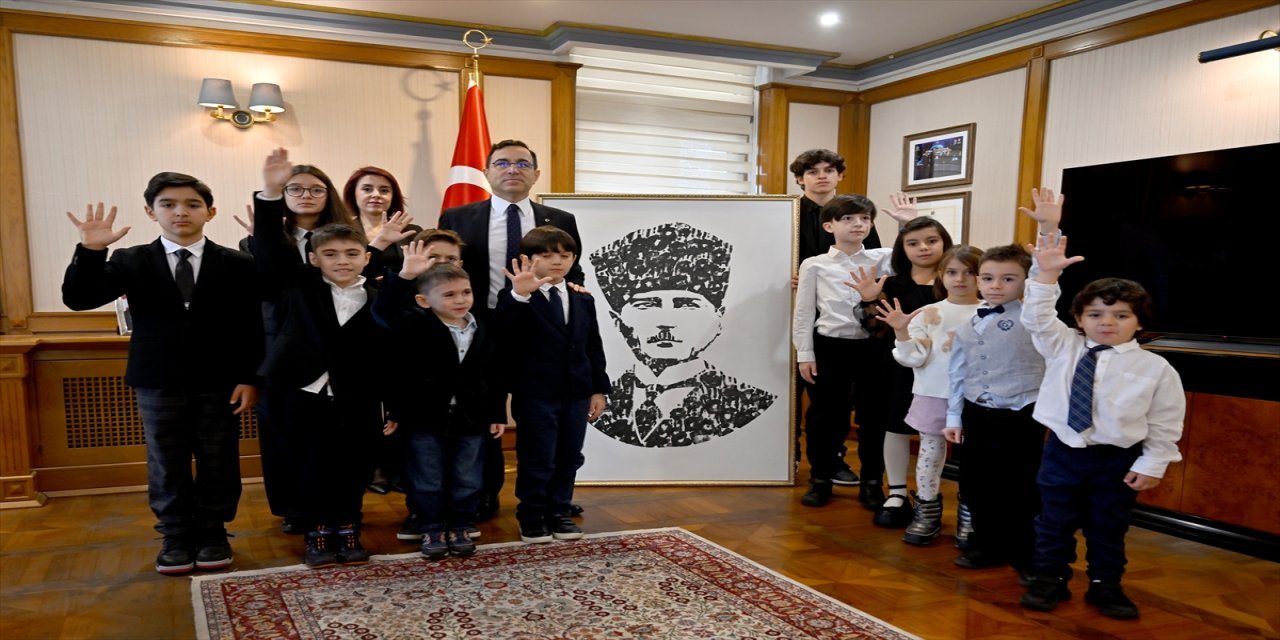 Moskova’daki Türk çocukları, 87 avuç izinden Atatürk portresi yaptı