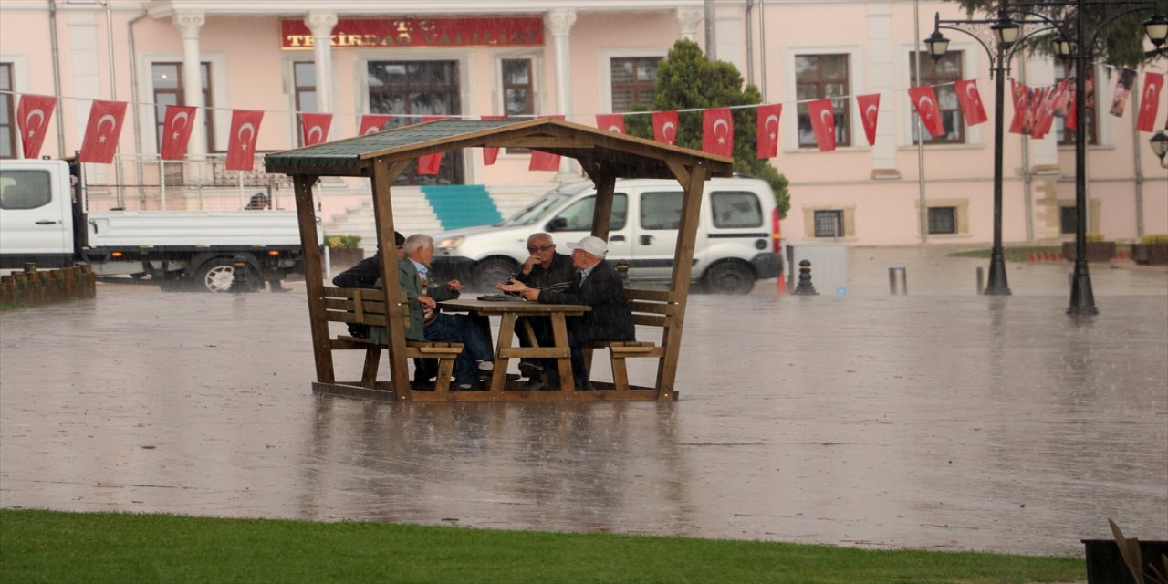 Tekirdağ ve Kırklareli'nde sağanak etkili oldu: Cadde ve sokaklar suyla doldu