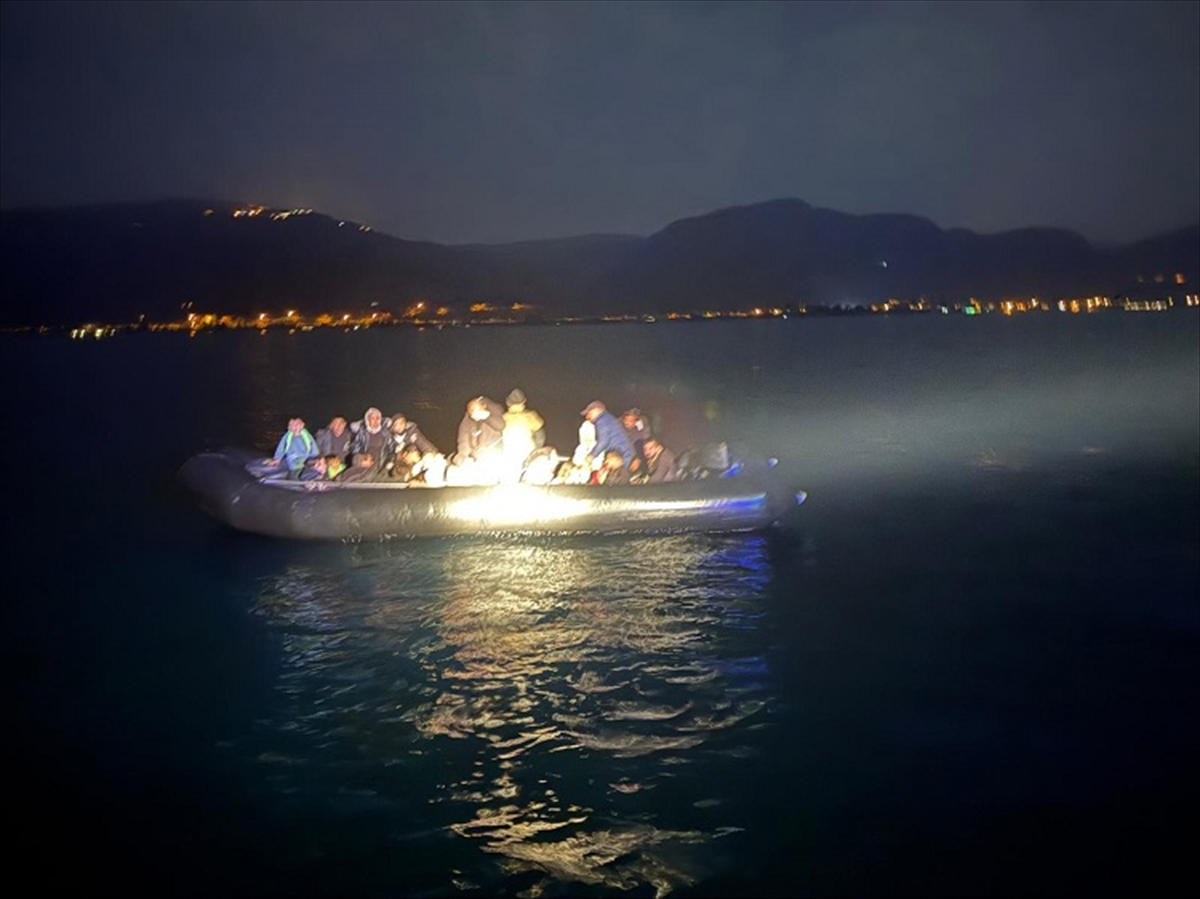 Çanakkale açıklarında 34 düzensiz göçmen kurtarıldı