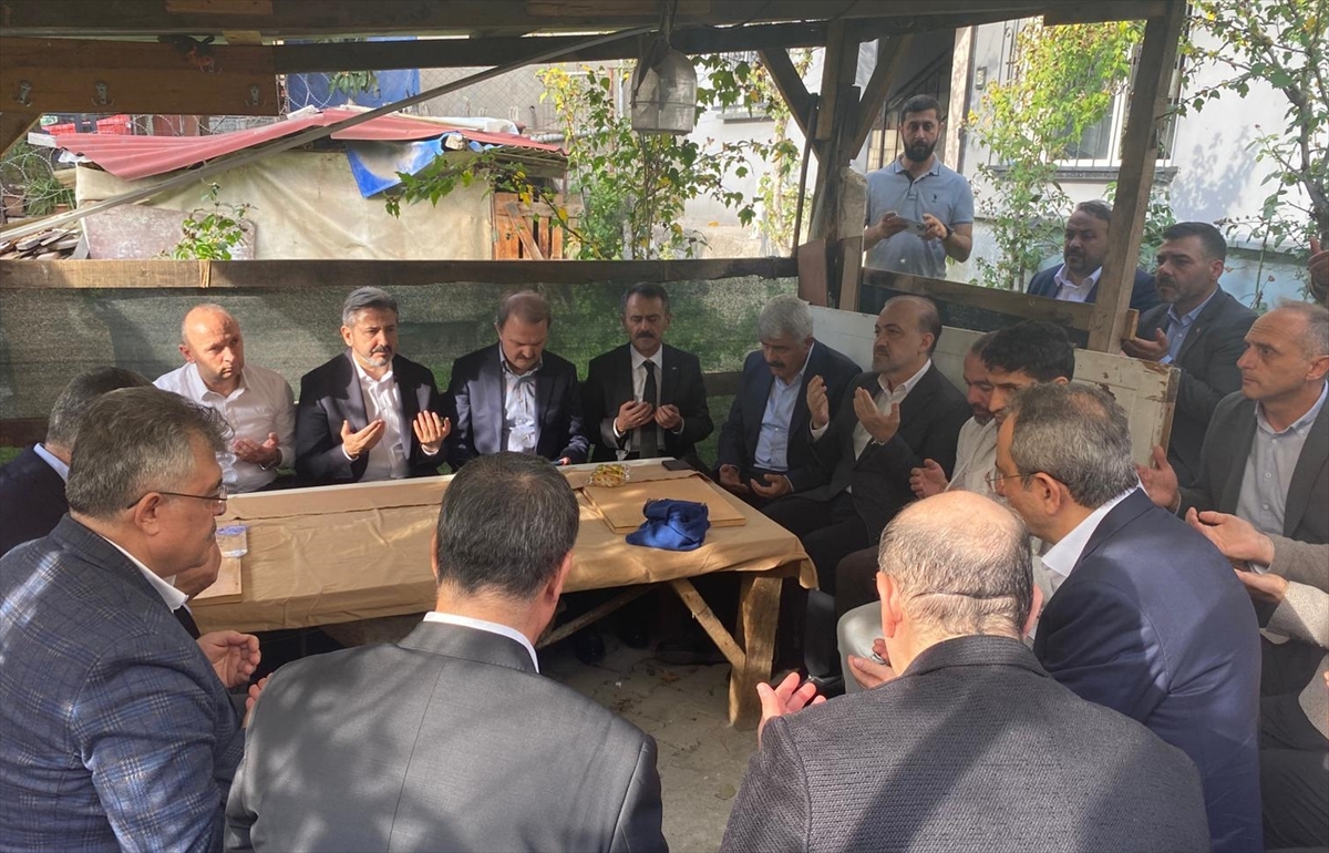 Kocaeli Valisi Aktaş'tan fabrika yangınında ölen işçilerin ailelerine ziyaret