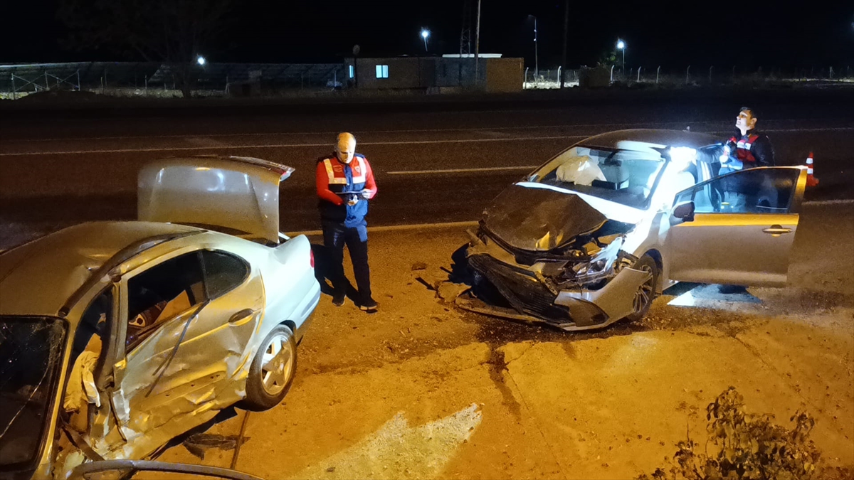 Adıyaman'da iki otomobilin çarpıştığı kazada 8 kişi yaralandı