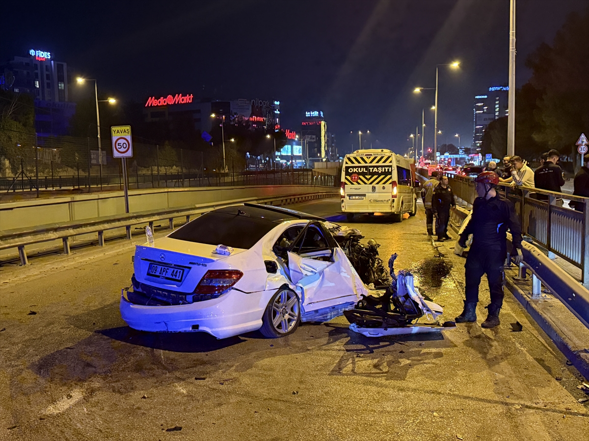 Bursa'da trafik levhası direğine çarpan otomobildeki 6 kişi yaralandı