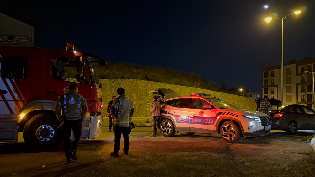 Pendik'te otomobiliyle çıkmaz sokaktan geçmeye çalışan alkollü sürücü kazada yaralandı