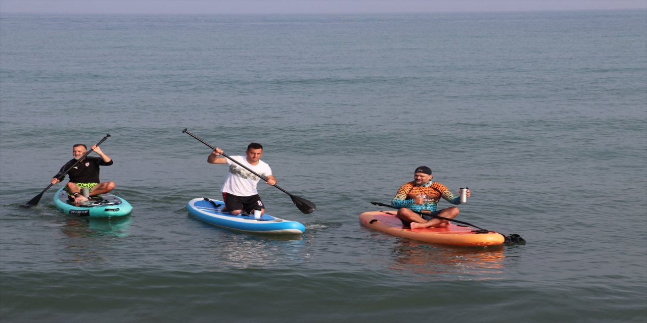 Samsun'da Deniz Tutkunları Soğuk Havaya Rağmen Karadeniz'de Kürek Sörfü Yapıyor