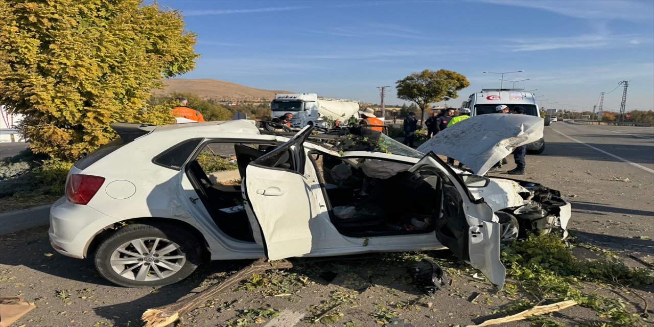 Elazığ’da Otomobil Refüjdeki Direğe Çarptı: 2’si Ağır 6 Yaralı
