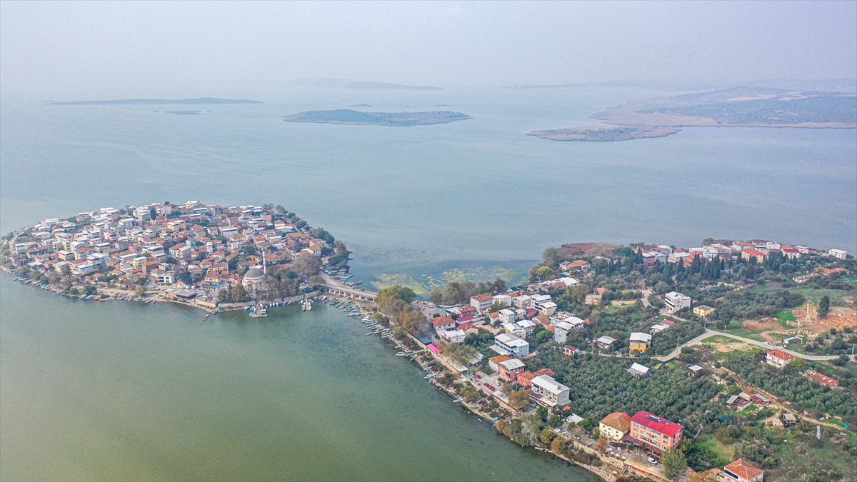Gölyazı'daki antik tiyatroda seyirci basamakları orijinal yerlerine yerleştiriliyor