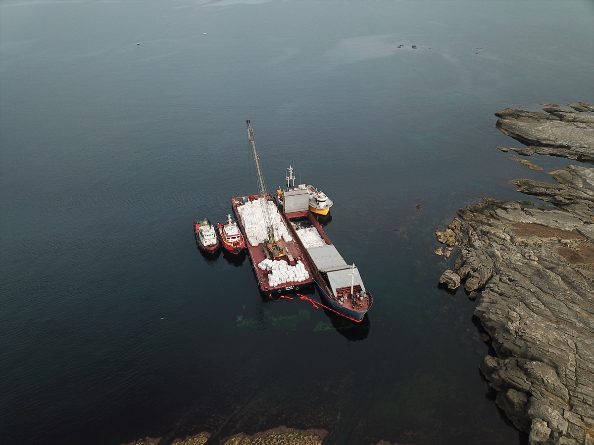 Kocaeli'de karaya oturan gemideki yükün tahliyesine başlandı