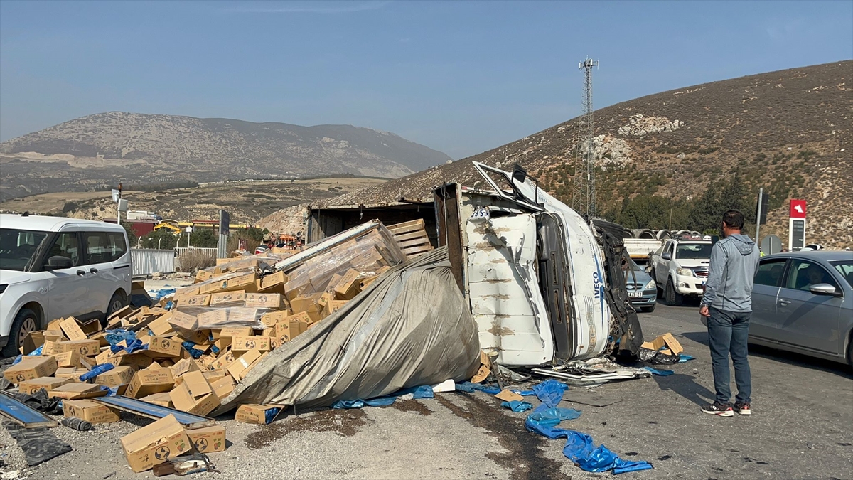 Hatay'da kamyon kırmızı ışıkta bekleyen 6 araca çarptı, 4 kişi yaralandı