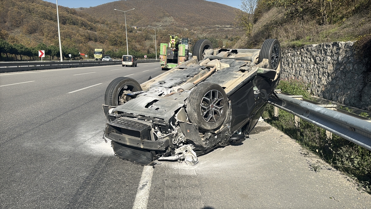 Samsun'da 3 aracın karıştığı trafik kazasında 4 kişi yaralandı