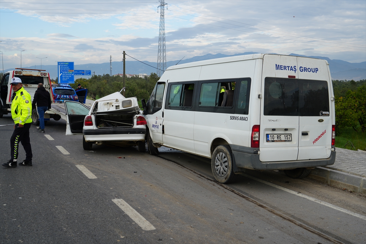 Balıkesir'de işçi servisi ile otomobilin çarpıştığı kazada 1 kişi öldü