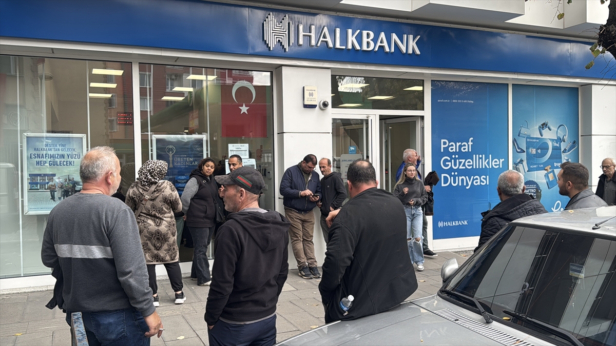 Trakya'da Yüzyılın Konut Projesi için bankadan başvuruyu tercih eden vatandaşlar kısmi yoğunluk oluşturdu