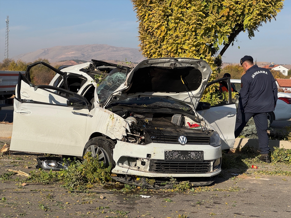 Elazığ'da aydınlatma direğine çarpan otomobildeki anne ve bebeği öldü, 4 kişi yaralandı