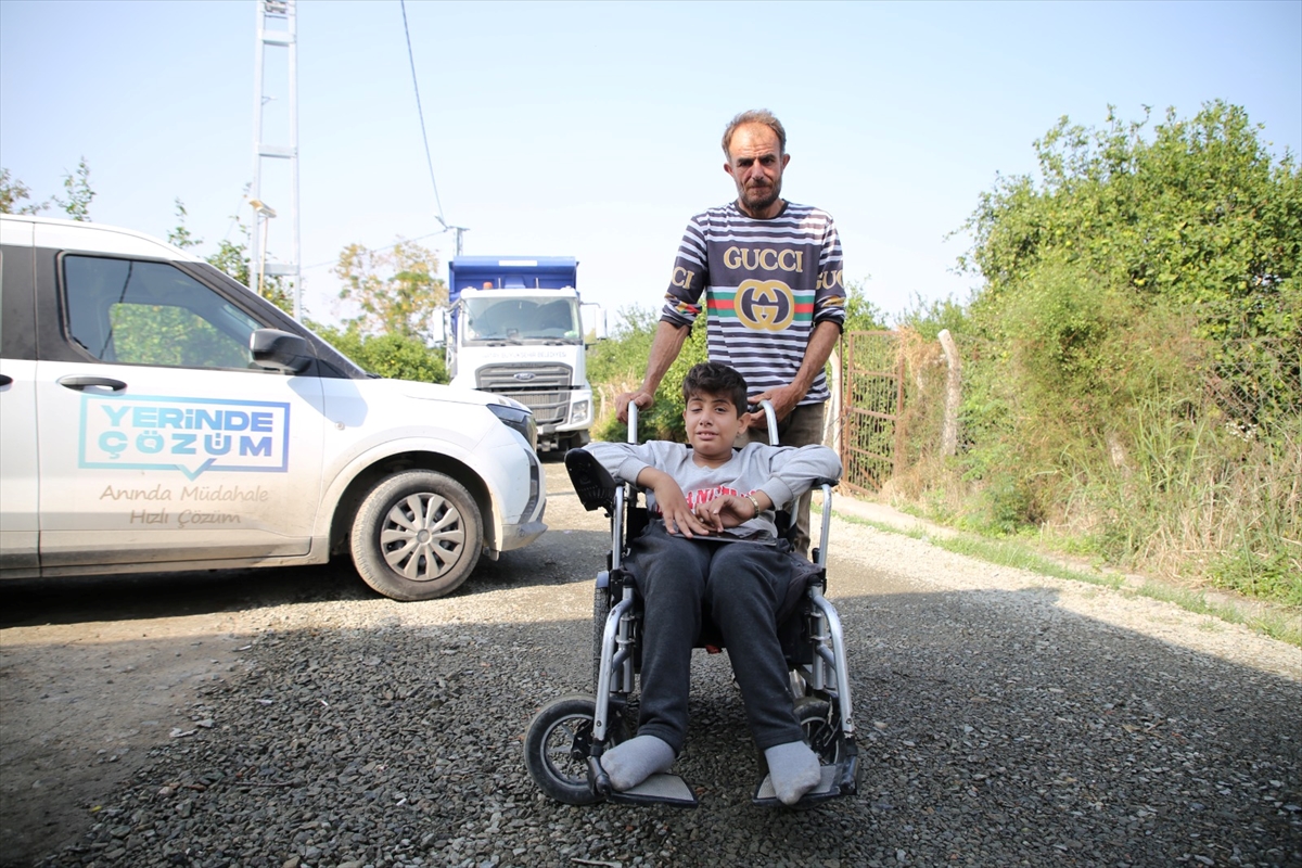 Hatay'da engelli çocuğun akülü aracını kullanabilmesi için evinin yolu asfaltlandı