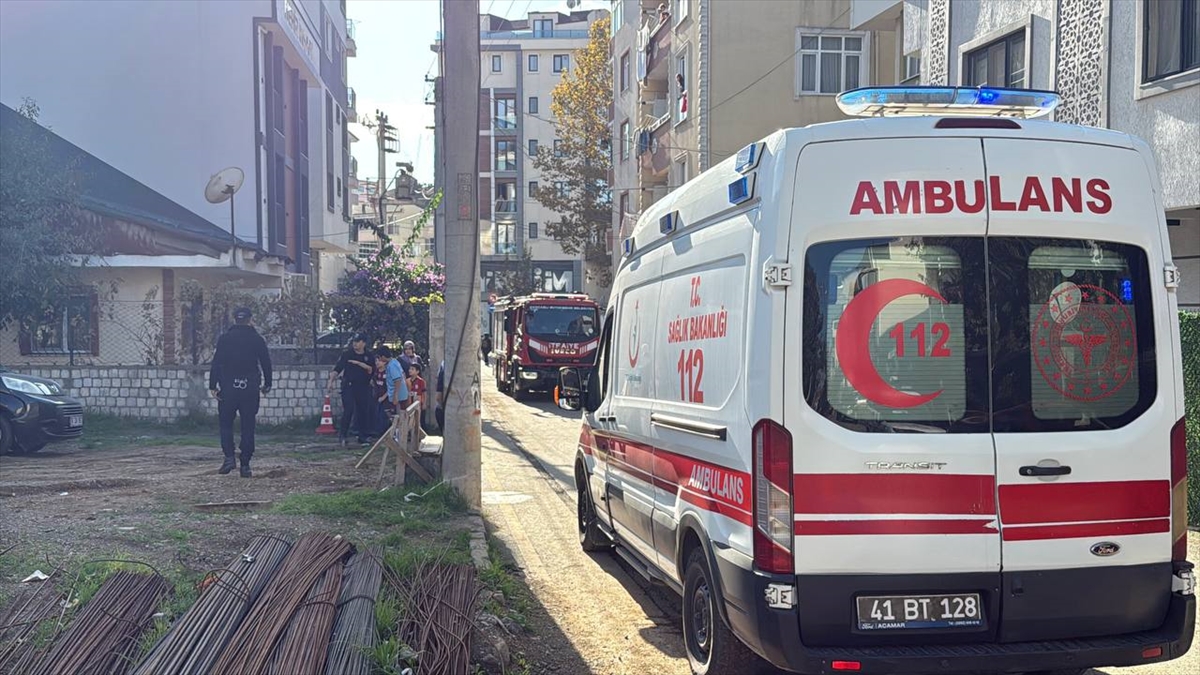 Kocaeli'de bacağına inşaat demiri saplanan çocuk hastaneye kaldırıldı