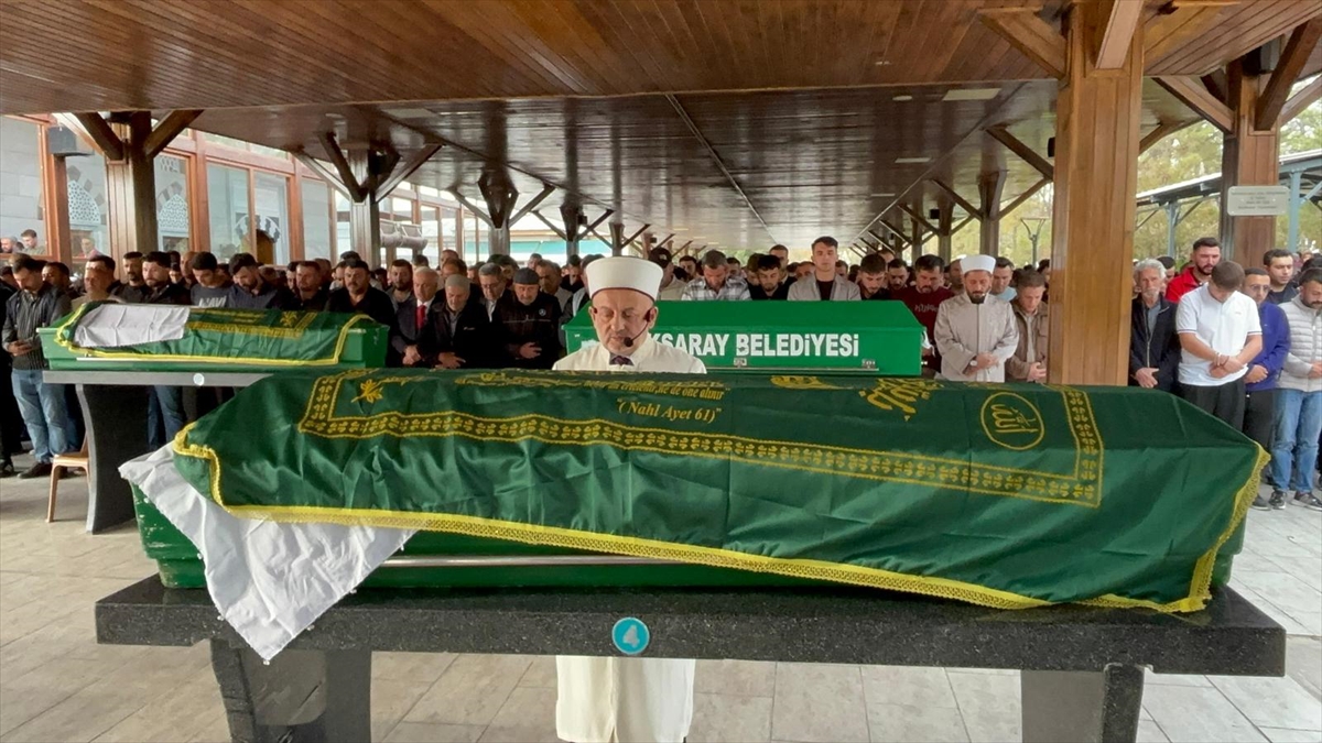Ankara'da trafik kazasında hayatını kaybeden aynı aileden 3 kişi Aksaray'da defnedildi
