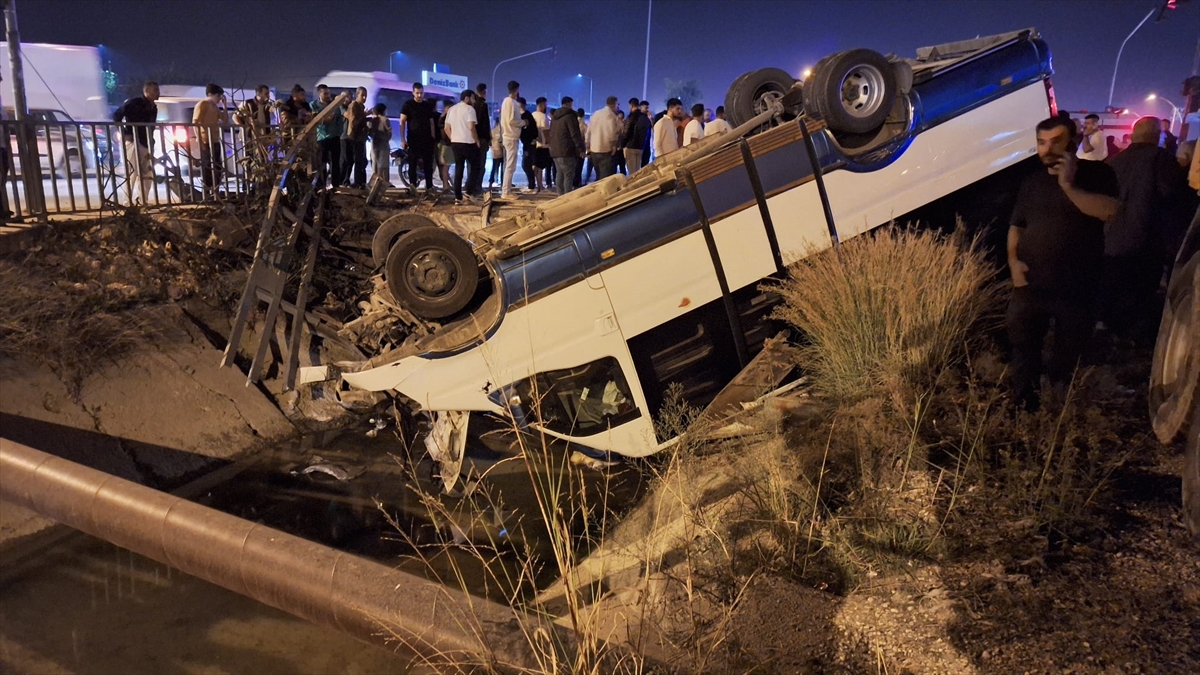 Mersin'de minibüs ile otomobilin çarpıştığı kazada 11 kişi yaralandı