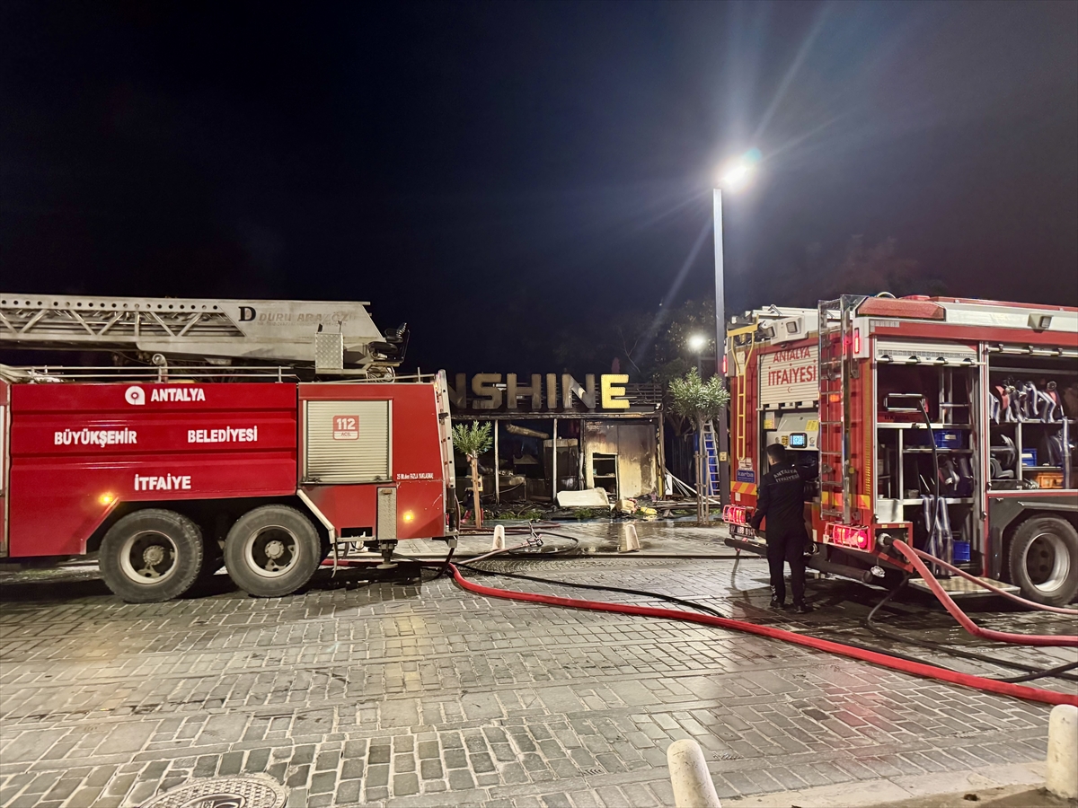 Antalya'da sahildeki kafede çıkan yangın söndürüldü