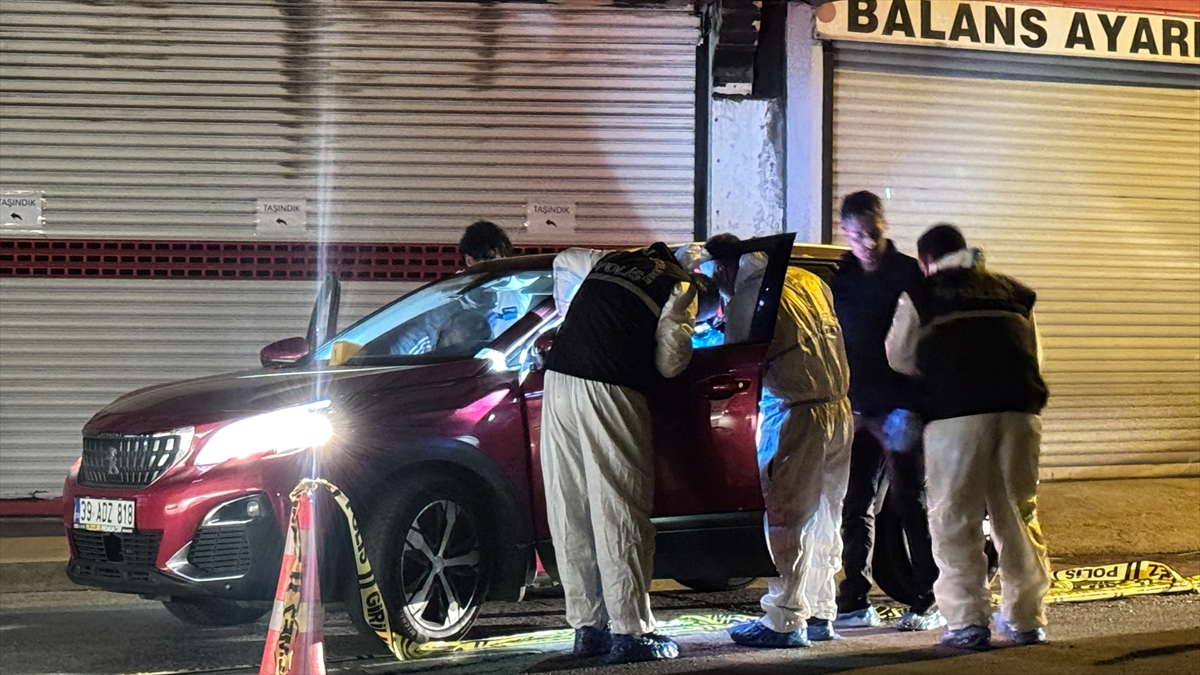 Büyükçekmece'de çıkan silahlı kavgada 2 kişi hayatını kaybetti, 1 kişi ağır yaralandı