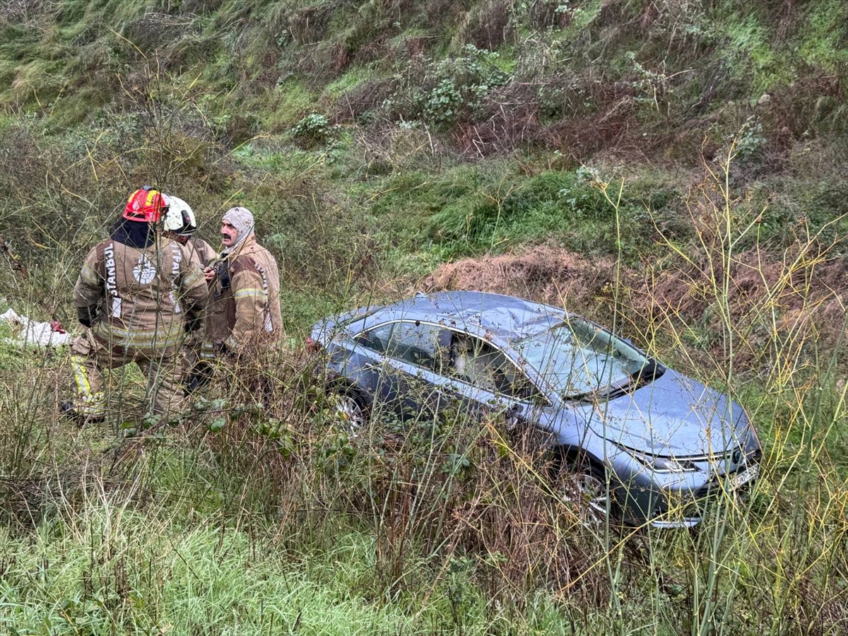 Beşiktaş'ta dereye düşen otomobilin sürücüsü yaralandı