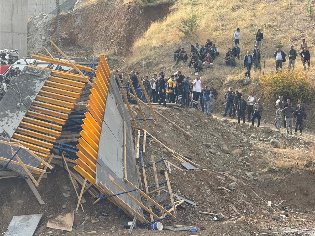 Diyarbakır'da köprü inşaatında iskelenin çökmesi sonucu 3 işçi öldü, 2 işçi yaralandı