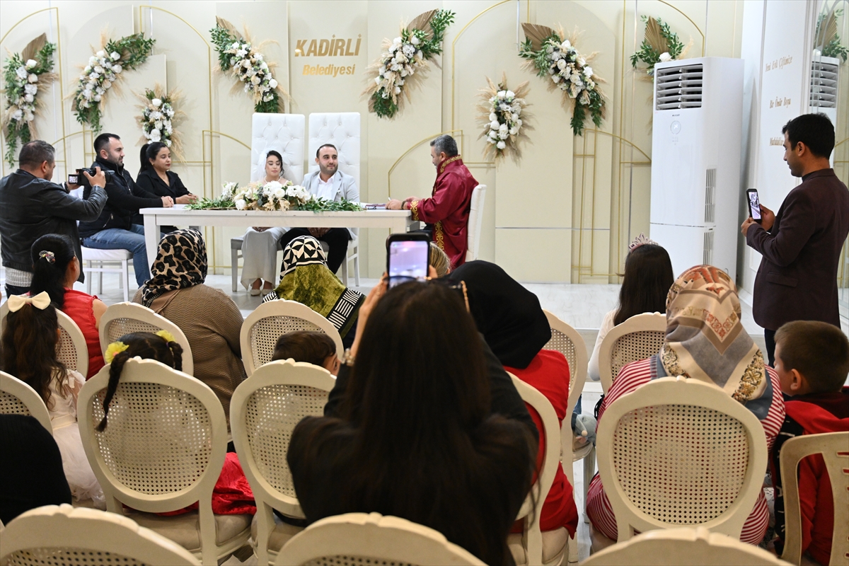 Osmaniye'de nikah dairesi "11.11.2025"te evlenmek isteyenleri ağırladı