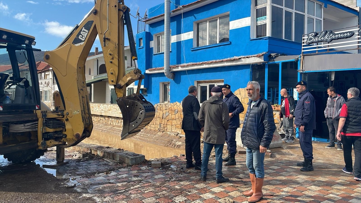 Sağanağın etkili olduğu İzmir Foça'da yaşayanlar altyapıdan şikayetçi