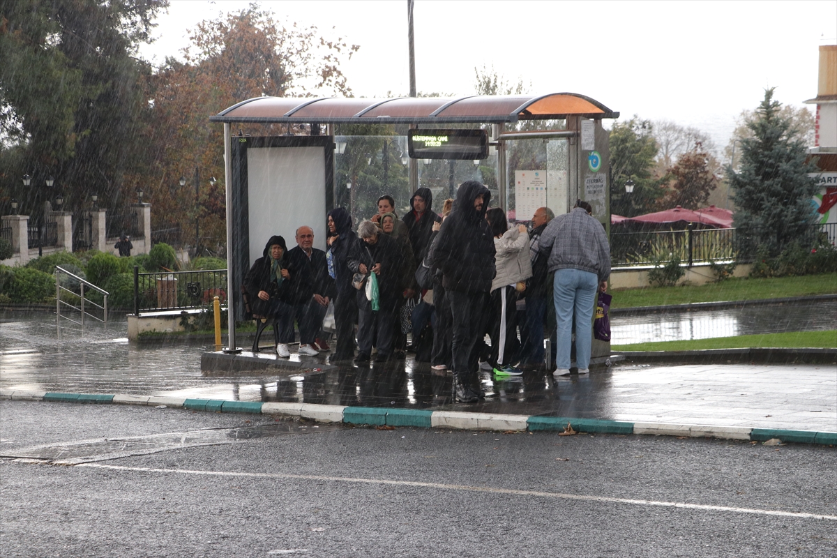 Tekirdağ'da gök gürültülü sağanak etkili oldu