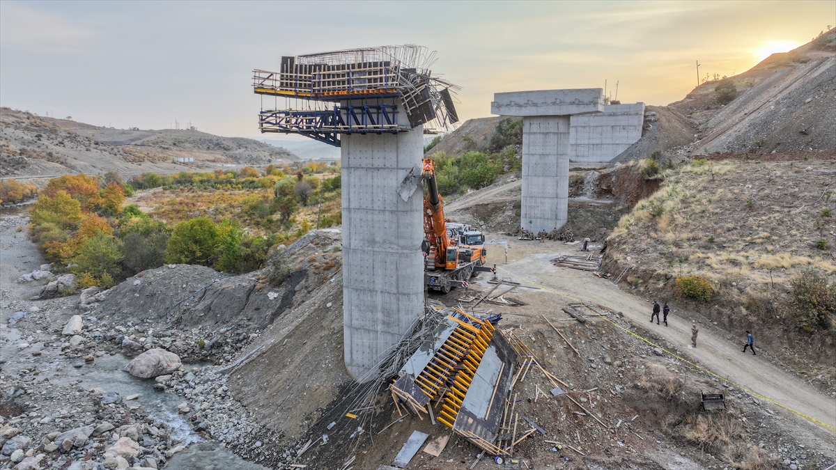 Diyarbakır'da viyadük inşaatında iskelenin çökmesi sonucu 4 işçi öldü, 1 işçi yaralandı